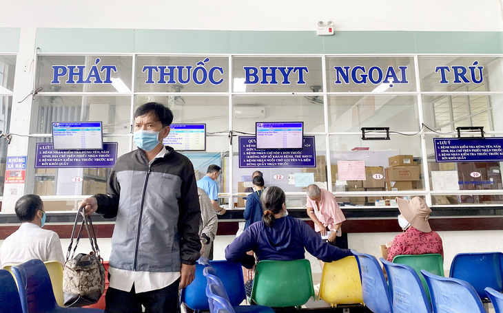 Người bệnh chờ phát thuốc BHYT ngoại trú tại Bệnh viện quận Gò Vấp (TP.HCM) vào trưa 18-1 - Ảnh: XUÂN MAI