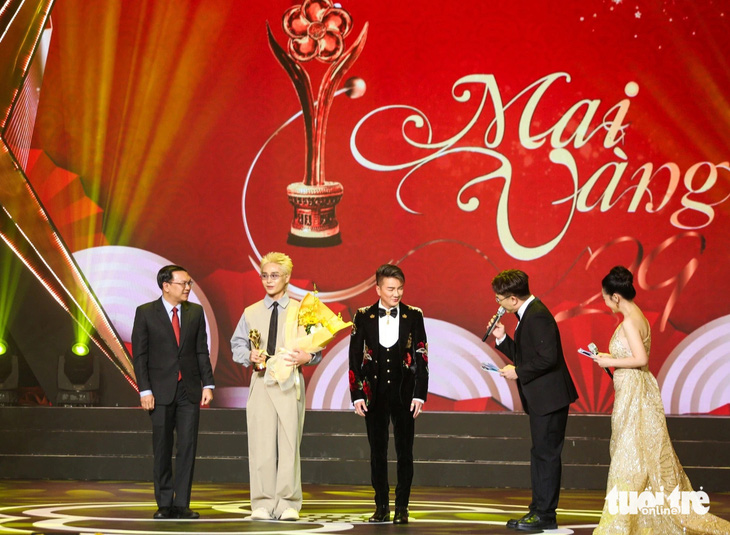Tăng Duy Tân lần đầu nhận giải Mai Vàng 2023 - Ảnh: PHƯƠNG QUYÊN