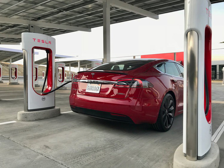 Rất nhiều hãng xe đã tìm cách bắt tay với Tesla để sử dụng chung hệ thống trạm sạc, gần đây nhất là Mazda - Ảnh: Tesla