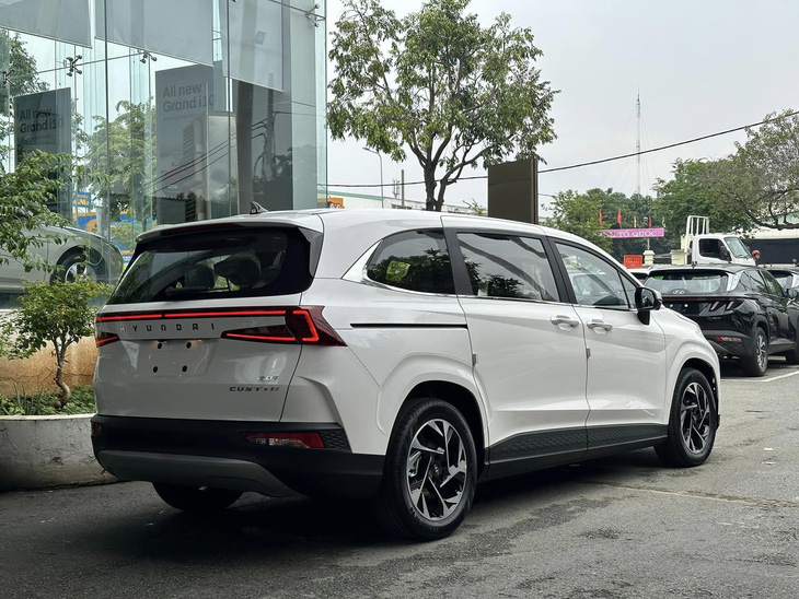 Hyundai Custin có 2 tùy chọn động cơ gồm máy xăng 1.5L và 2.0L. Động cơ tiêu chuẩn có công suất 170 mã lực, mô-men xoắn 253Nm, kết hợp số 8 cấp. Động cơ 2.0L có công suất 236 mã lực, mô-men xoắn 353Nm, kết hợp số 8 cấp. Có 4 chế độ lái gồm Eco, Comfort, Sport và Smart - Ảnh: Đại lý Hyundai/Facebook
