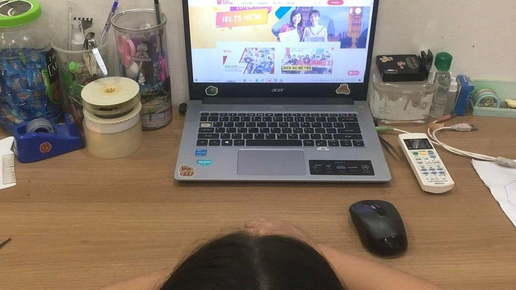 Một học sinh tiểu học ở TP.HCM đang luyện IELTS online - Ảnh: THANH HƯƠNG