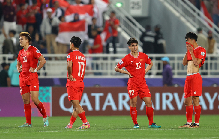 Cảm xúc của trung vệ Bùi Hoàng Việt Anh (bìa trái) và các đồng đội đội tuyển Việt Nam sau trận thua 0-1 trước Indonesia tại bảng D Asian Cup 2023 - Ảnh: REUTERS