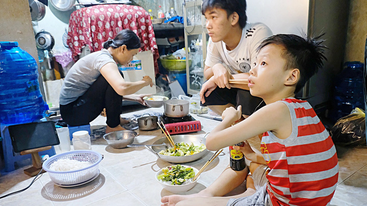 Bữa cơm tối những ngày cận Tết của gia đình người lao động tại một khu trọ ở quận Bình Tân - Ảnh: VŨ THỦY