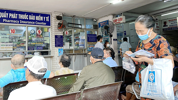 Đến gần 11h trưa, nhiều bệnh nhân BHYT còn chờ nhận thuốc BHYT tại Bệnh viện Nguyễn Trãi - Ảnh: XUÂN MAI