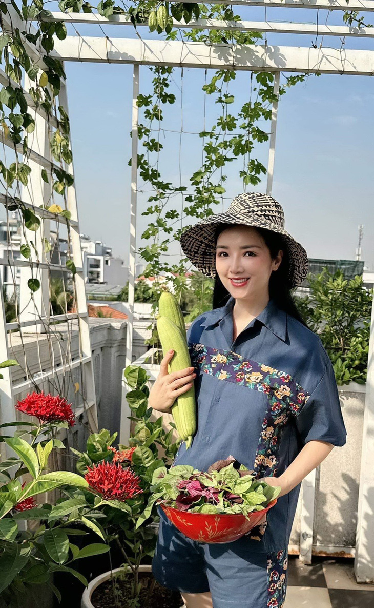 Hoa hậu Giáng My hái mướp và cắt rau nhà trồng - Ảnh: NVCC
