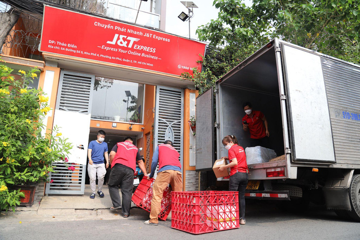 Công đoạn dỡ hàng từ xe tải xuống bưu cục để chuẩn bị giao hàng - Ảnh: J&T Express Việt Nam