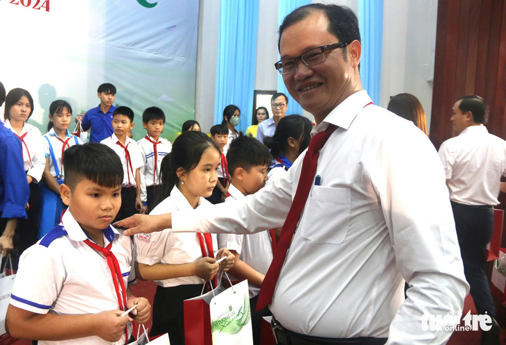 Ông Vương Hoàng Nam, phó giám đốc Ngân hàng Agribank chi nhánh Phú Nhuận (TP.HCM), trao học bổng Gieo mầm tri thức cho học sinh Phú Yên - Ảnh: NGUYỄN HOÀNG