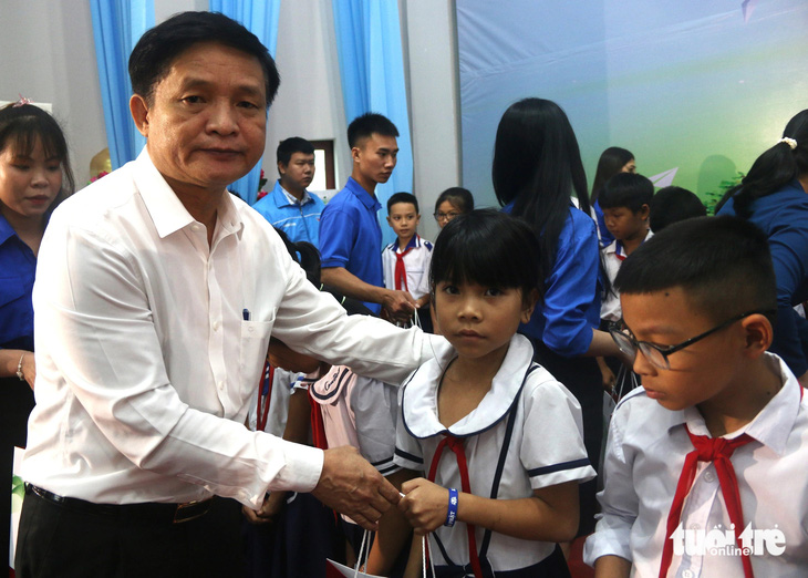 Phó chủ tịch thường trực UBND tỉnh Phú Yên, ông Lê Tấn Hổ trao học bổng "Gieo mầm tri thức" cho học sinh tỉnh - Ảnh: NGUYỄN HOÀNG