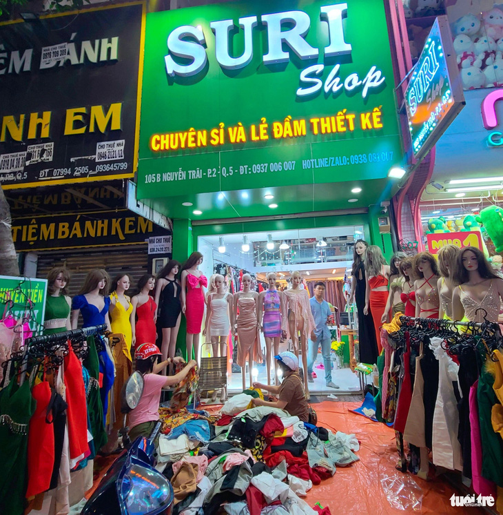 Quần áo chất đống trước một cửa hàng thời trang bán giá siêu rẻ - Ảnh: NHẬT XUÂN