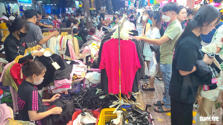 22h khuya, một cửa hàng thời trang trên phố Nguyễn Trãi (quận 5) vẫn sôi động mua bán - Ảnh: NHẬT XUÂN