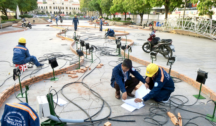 Công nhân thi công khu vực Long - Lân - Quy - Phụng tại đường hoa Nguyễn Huệ 2024 - Ảnh: T.T.D.