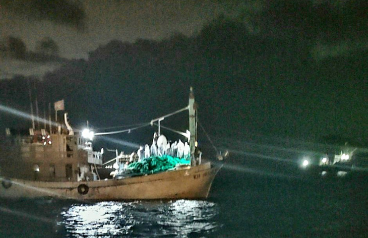 Các tàu cá thường lén lút đánh bắt vào ban đêm, mờ sáng - Ảnh: BQL vịnh Nha Trang cung cấp