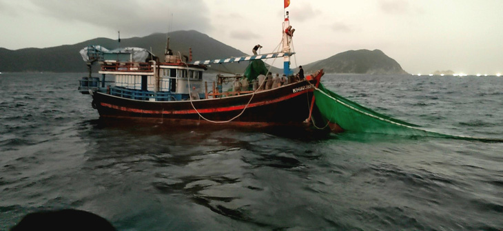 Tàu cá KH-99344-TS đang đánh bắt ở vùng biển khu bảo tồn Hòn Mun - Ảnh: BQL vịnh Nha Trang cung cấp
