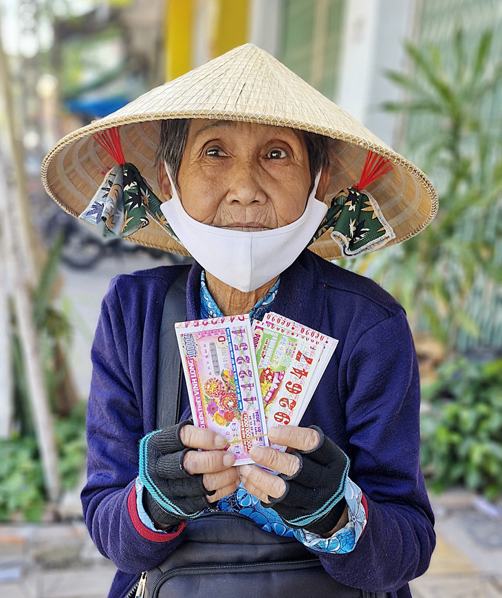 Bà Nguyễn Thị Liễu (Cần Thơ) nói Tết là thời điểm bán chạy nên muốn lấy được vé số nhiều hơn để bán - Ảnh: LÊ DÂN
