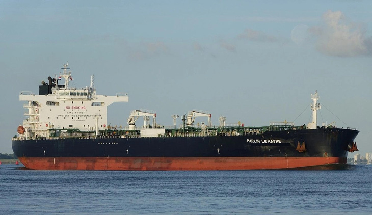 Ngày 26-1, tàu chở hàng Marlin Luanda trúng tên lửa của Houthi khi đang đi trên Biển Đỏ - Ảnh: X/IRAN OBSERVER