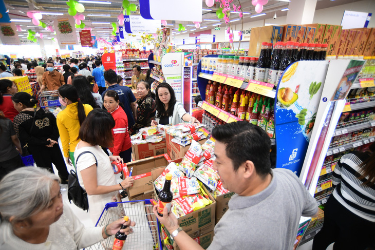 Hàng nghìn sản phẩm khuyến mãi giá ‘0 đồng’ được bán tại siêu thị ngày cuối tuần - Ảnh: Saigon Co.op