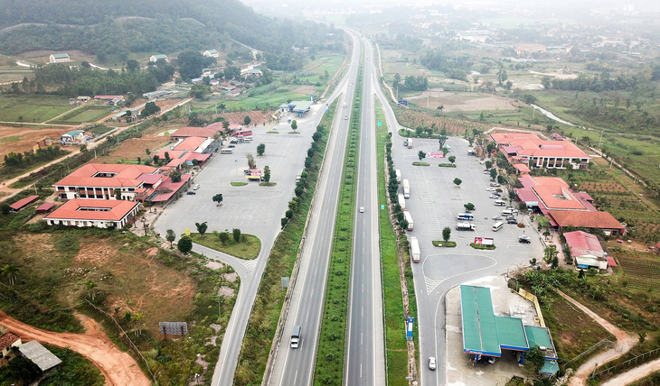 Một trạm dừng nghỉ trên tuyến đường cao tốc Nội Bài - Lào Cai - Ảnh: NGỌC QUANG - Đồ họa: N.KH.