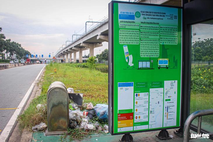 Thùng rác ở trạm chờ xe buýt gần cầu vượt trạm 2 (TP Thủ Đức) bị quá tải, rác tràn ra ngoài - Ảnh: NGỌC NHI