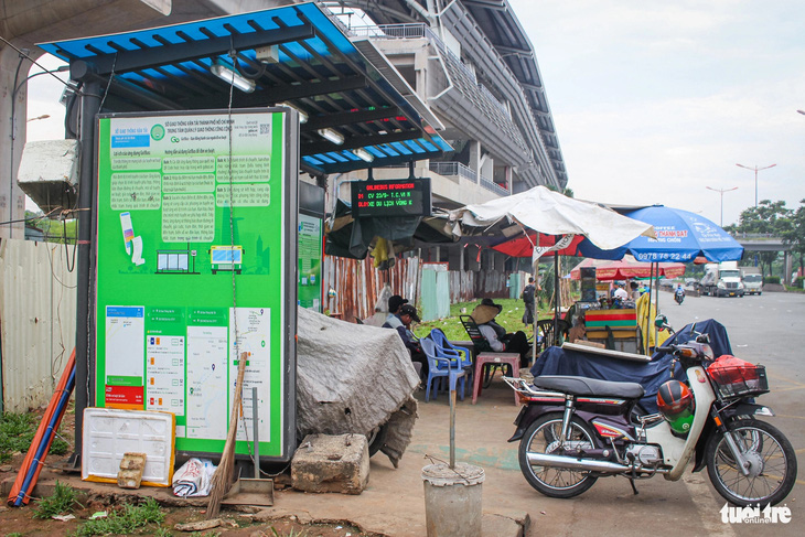 Trạm chờ xe buýt trên xa lộ Hà Nội (gần khu du lịch Suối Tiên) bị chiếm dụng - Ảnh: NGỌC NHI