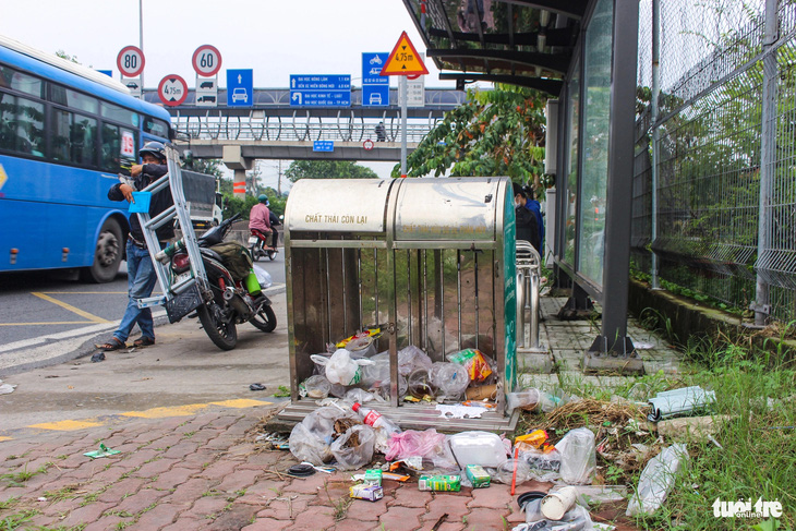 Nhiều thùng rác đã bị xuống cấp, không còn khả năng chứa rác - Ảnh: NGỌC NHI
