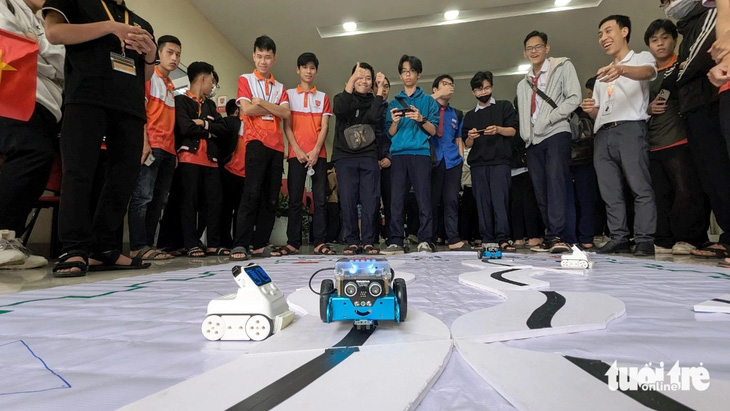 Các bạn học sinh ở TP Huế tự tay điều khiển robot để vượt qua các thử thách như chương trình robocon tại ngày hội "AI Open Day 2024" - Ảnh: NHẬT LINH