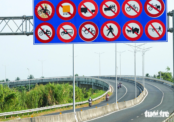 Nhiều xe máy lưu thông trên tuyến đường cao tốc Lộ Tẻ - Rạch Sỏi (đoạn cầu vượt N1, thuộc địa phận Kiên Giang) - Ảnh: CHÍ CÔNG