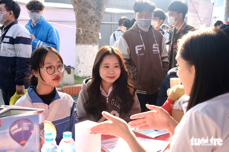 Học sinh tham dự Ngày hội tư vấn tuyển sinh - hướng nghiệp năm 2023 - Ảnh: NGUYÊN BẢO