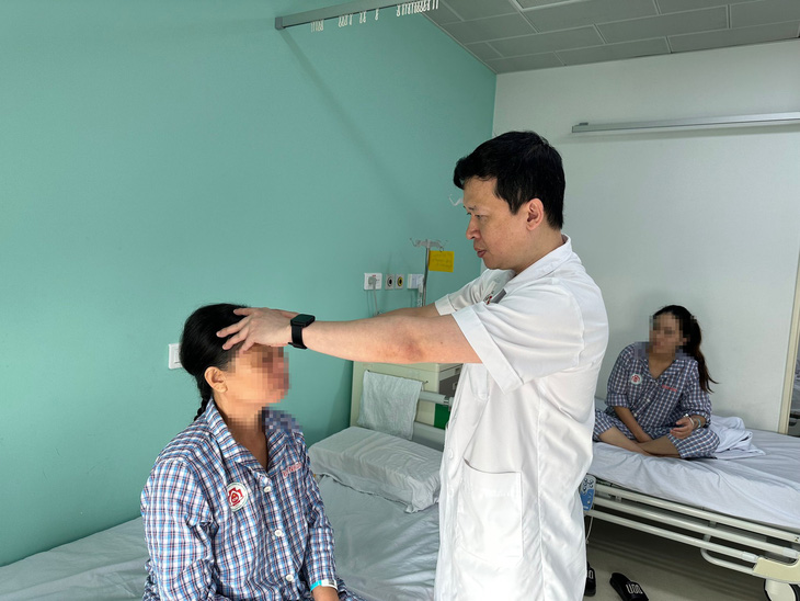 Thăm khám cho bệnh nhân nhiễm nấm xoang sau phẫu thuật tại Bệnh viện Trung ương Q឴u឴â឴n឴ ឴đ឴ộ឴i 108