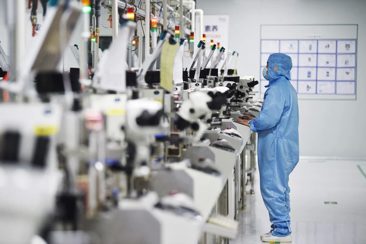 Một công nhân sản xuất chip bán dẫn tại xưởng ở Suqian, tỉnh Giang Tô, miền đông Trung Quốc. Ảnh: AFP