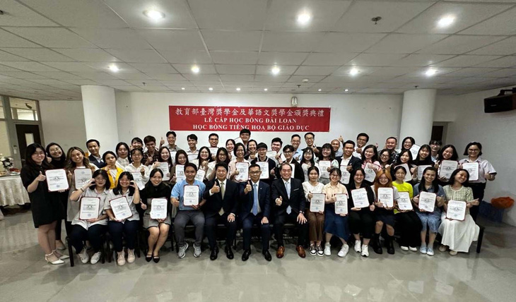 Các ứng viên Việt Nam giành học bổng Đài Loan và học bổng tiếng Hoa năm 2024 - Ảnh: NVCC