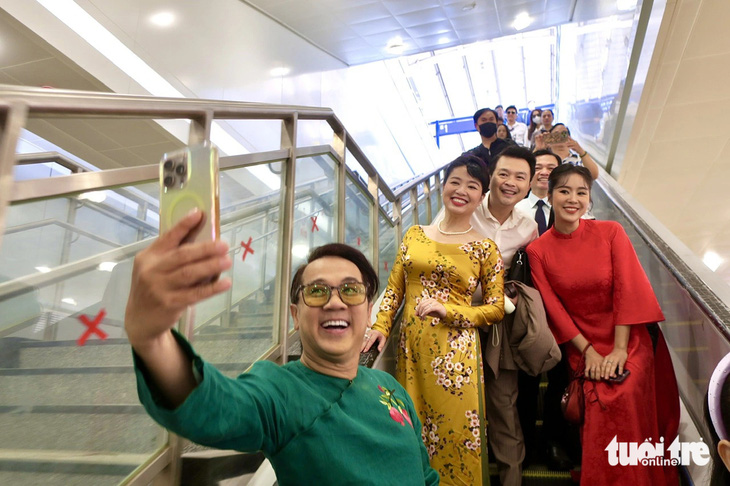 Nghệ sĩ Thành Lộc cùng các nghệ sĩ selfie khi trải nghiệm tuyến metro số 1 dịp đầu xuân - Ảnh: T.T.D.