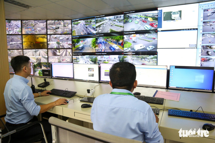 Hệ thống giám sát camera đường phố tại Trung tâm quản lý điều hành giao thông thông minh giúp điều tiết giao thông, ghi nhận vi phạm để phạt nguội và các vấn đề khác - Ảnh: PHƯƠNG QUYÊN