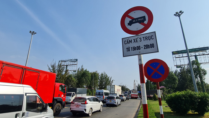Xung quanh khu vực cầu Rạch Miễu đã cắm nhiều bảng cấm xe tải nặng qua cầu, nhưng vẫn có một số xe vi phạm - Ảnh: MẬU TRƯỜNG