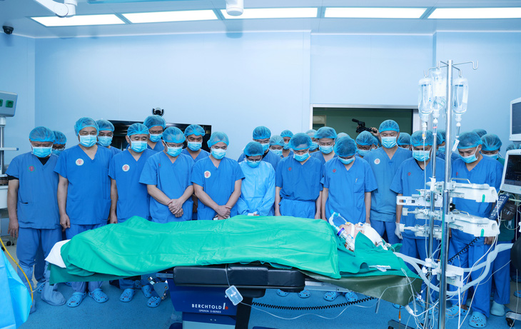 Các y bác sĩ mặc niệm tri ân người chết não hiến đã mô-tạng - Ảnh: BVCC
