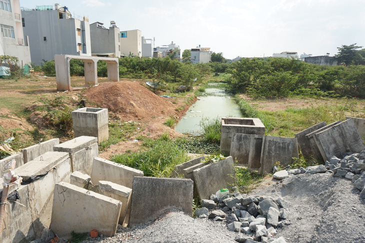 Công trường dự án đường Nguyễn Ảnh Thủ nối dài vẫn đang dang dở - Ảnh: ĐỨC PHÚ