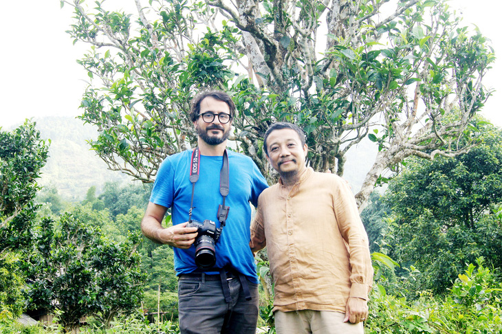 Ông Nguyễn Ngọc Tuấn cùng bạn bè quốc tế đến những đồi chè Việt - Ảnh: NVCC