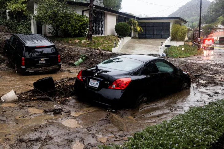 Ở những khu đất cao, xe cộ bị ngập trong bùn đất - Ảnh: REUTERS