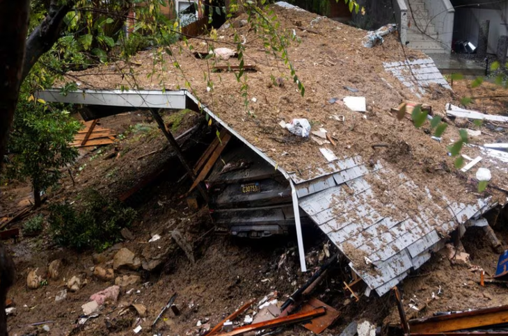 Một căn nhà tại thành phố Los Angeles bị phá hủy hoàn toàn - Ảnh: REUTERS