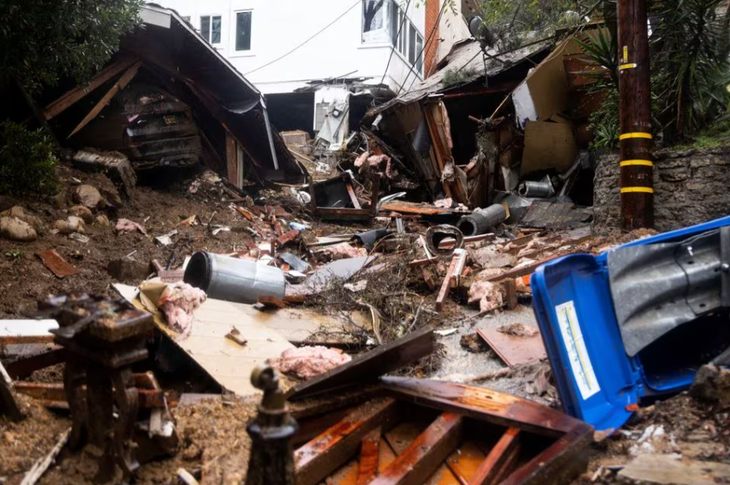 Phần còn lại của một căn nhà khác tại thành phố Los Angeles sau khi cơn bão quét qua - Ảnh: REUTERS