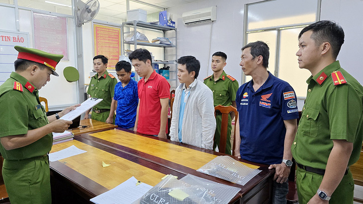 Nhóm nhân viên Công ty Giao hàng nhanh chi nhánh An Giang bị bắt giam do tham ô và trộm cắp tài sản - Ảnh: TIẾN VĂN