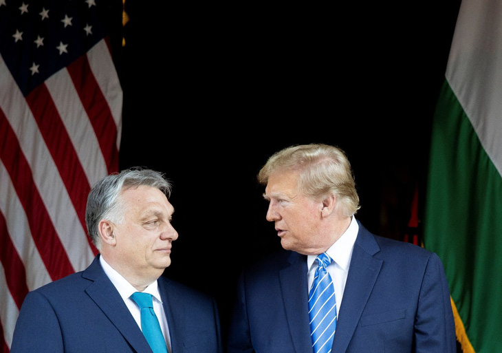 Thủ  tướng Hungary Viktor Orban trong buổi gặp với cựu tổng thống Mỹ Donald Trump tại dinh thự Mar-a-Lago ngày 8-3 - Ảnh: AFP