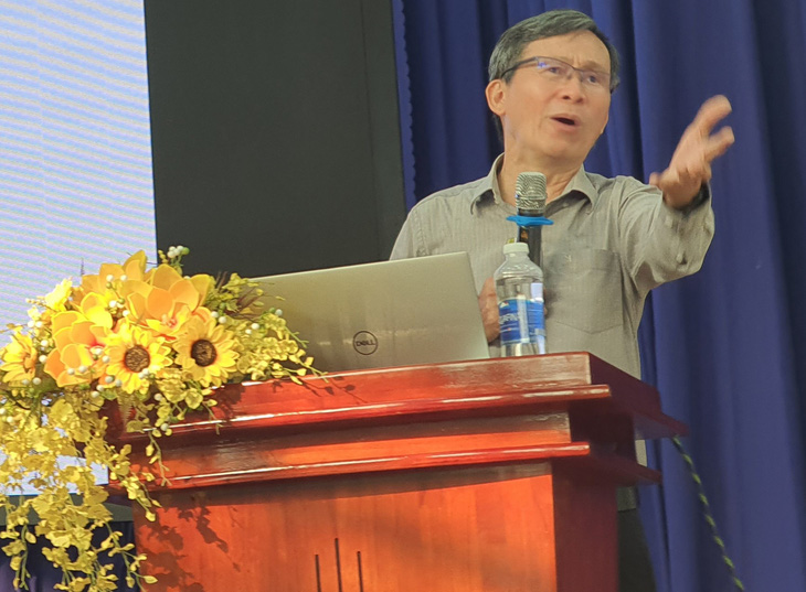 TS Huỳnh Văn Thông, nguyên trưởng khoa báo chí và truyền thông Trường ĐH Khoa học xã hội và Nhân văn (ĐH Quốc gia TP.HCM), báo cáo tại buổi tập huấn - Ảnh: H.HG