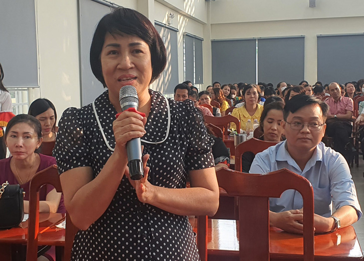 Cô Nguyễn Thị Thu Hằng, hiệu trưởng Trường THCS Trần Quốc Toản 1, chia sẻ kinh nghiệm về xử lý khủng hoảng truyền thông - Ảnh: H.HG