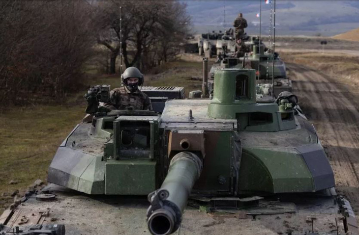 Xe tăng Leclerc của Pháp tại khu huấn luyện quân sự Cincu trong cuộc tập trận NATO ở Romania vào tháng 12-2022 - Ảnh: AFP