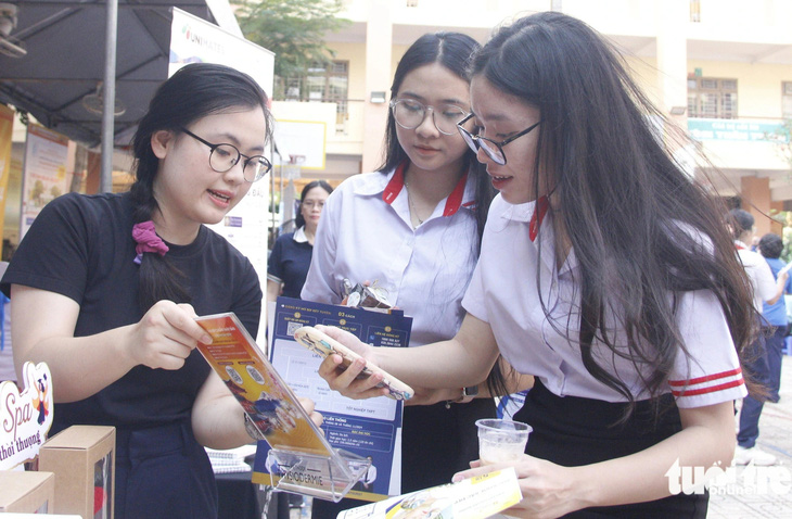 Ngày hội hướng nghiệp, tuyển sinh 2024 diễn ra sáng 2-3 tại Trường THPT Nguyễn Chí Thanh (quận Tân Bình, TP.HCM) - Ảnh: CÔNG TRIỆU