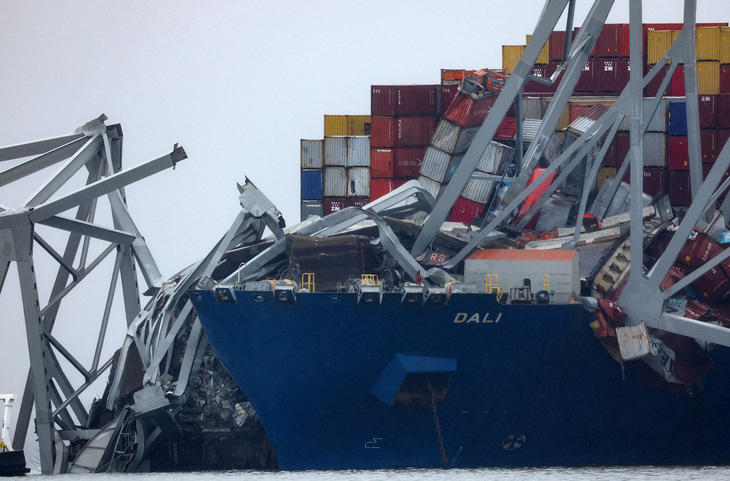 Hiện trường vụ sập cầu ở cảng Baltimore - Ảnh: REUTERS