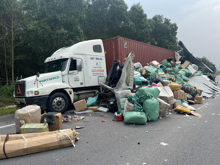 Chiếc xe tải biến dạng khi tông trực diện vào đuôi xe container trên cao tốc Cam Lộ - La Sơn - Ảnh: N.H.