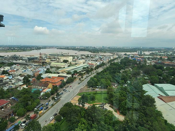 Một góc Khu công nghiệp Biên Hòa 1 nằm cạnh sông Đồng Nai. Sắp tới, nhiều doanh nghiệp hoạt động tại đây phải dời đi nơi khác - Ảnh: H.MI
