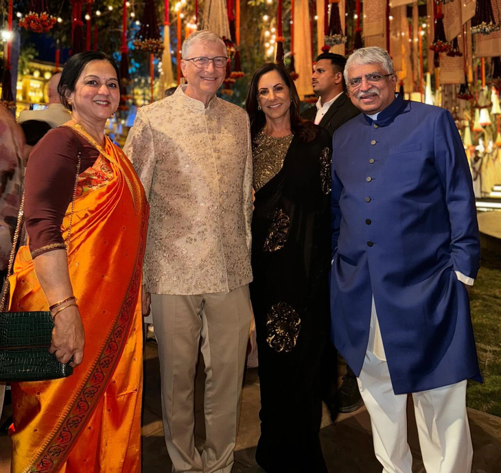 Tỉ phú Bill Gates (thứ hai từ trái sang) tại Ấn Độ - Ảnh: Facebook nhân vật
