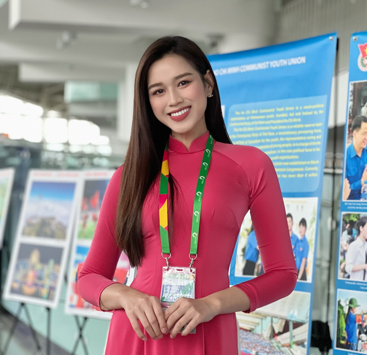 Hoa hậu Việt Nam 2020 Đỗ Thị Hà dịu dàng, tự tin trong tà áo dài truyền thống - Ảnh: NVCC
